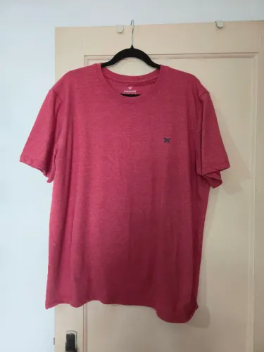 camiseta vermelha com logo bordado