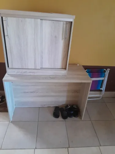 Vende-se uma escrivaninha  pra escritório  si m quiz vendo só parte de cima