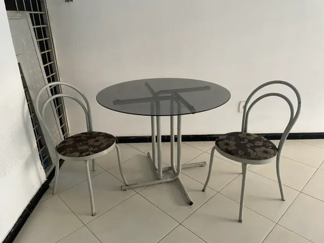 Mesa redonda com quatro cadeiras