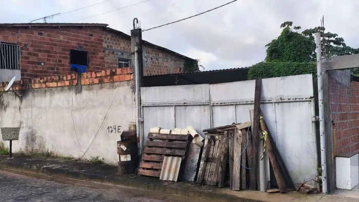 Galpão na rua do mato em Catu