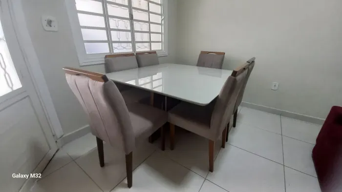 Mesa em madeira e vidro moderna e bonita