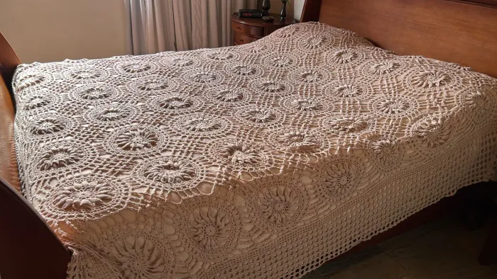 Colcha de crochê feita a mão