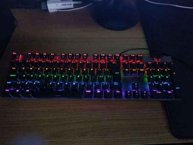 Teclado Gamer Knup KP-TM010 USB com LED | R$ 135