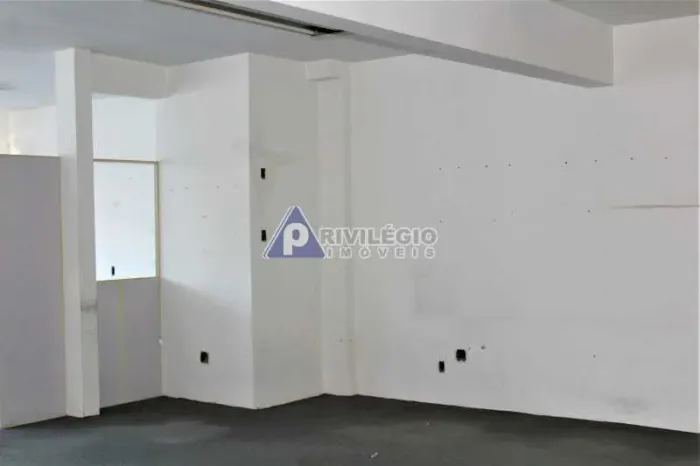 Prédio comercial com cerca de 800m² em Humaitá
