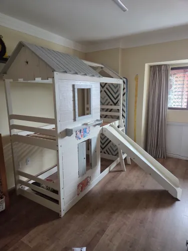 Cama beliche - casinha com escorregador