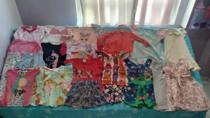 Lote de menina com 20 peças veste 2 anos
