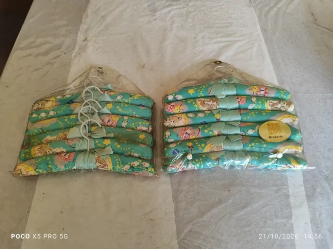 Lindo lote com 12 cabides infantis acolchoados em tecido