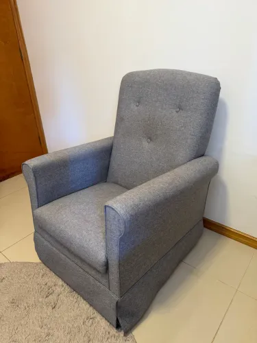 Poltrona de amamentação cinza, com balanço e bolsa de armazenamento