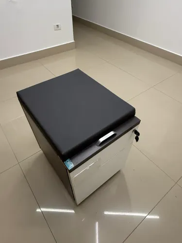 Gaveteiro/Armário de Escritório Riccó com Estofado e Chav