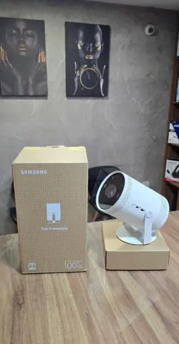 Projetor Smart Portátil Samsung The Freestyle, de 30 a 100 Polegadas.