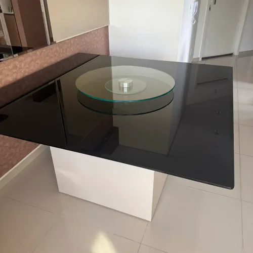 Mesa de jantar com tampo de vidro 