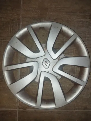 Uma calota de pressão aro 15 Renault