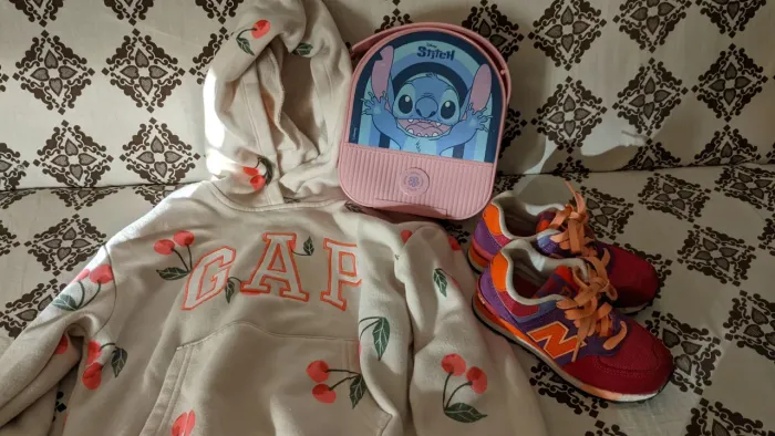 Kit Menina Estiloso - Moletom GAP (6-7 anos) + Tênis New Balance (26/27) + Bolsa Stitch