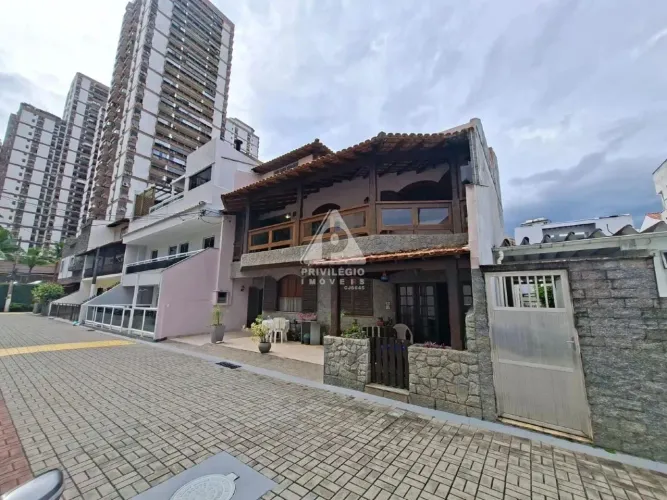 CASA A VENDA Oportunidade Única: DUPLX 311 m² com enorme potencial no Posto 4