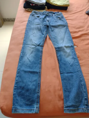 Calça jeans Zara infantil Tam 11/12 pequeno furo no joelho