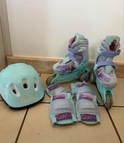 PATINS FROZEN COM ACESSÓRIOS DE SEGURANÇA 
