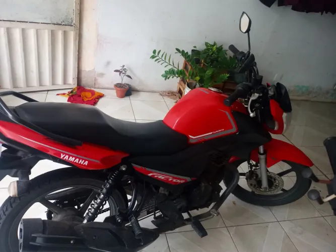 Moto 100% kitada unico dono ano 2023 modelo 2024