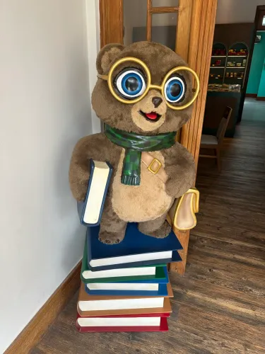 Urso em fibra de vidro e detalhes com pelo sintético