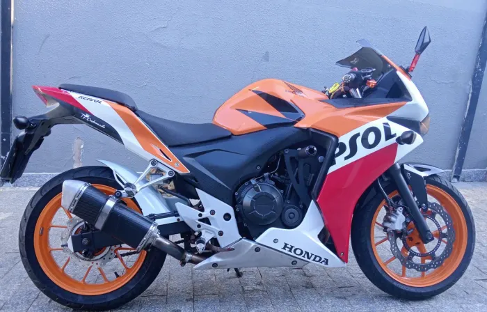 Moto está linda, com roupagem da Repsol (plotada/envelopada com documentação ok)