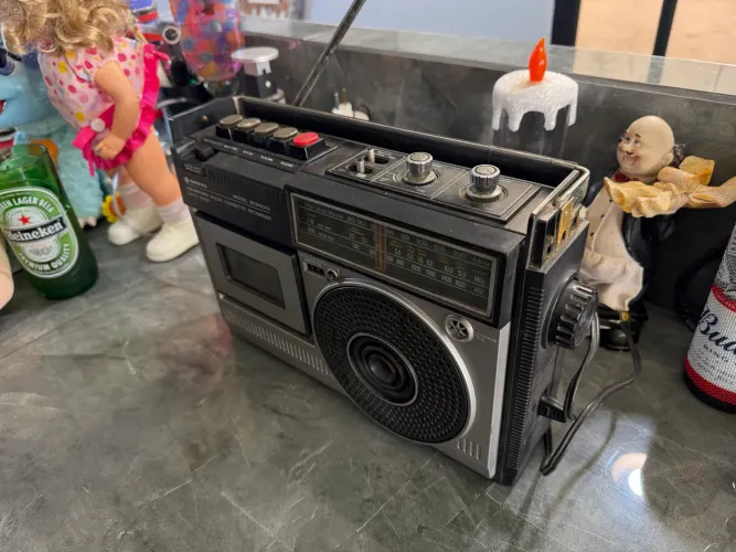 Rádio antigo Sanyo lindo