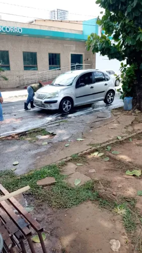 Motorista com carro 