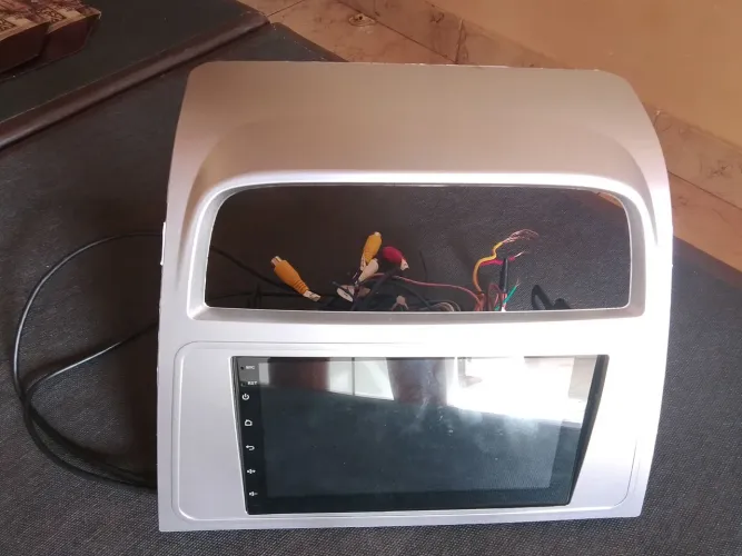 Vendo multimidiade carro com tela 9 polegas semi novo completa