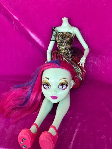 Boneca gigante Monster High gore-geous ghoul beast freaky friend com avarias 70cm
