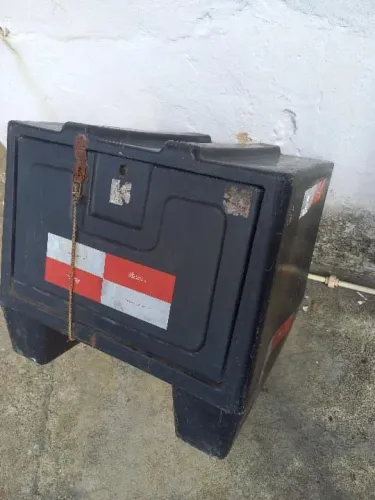Vendo BAÚ 150L C suporte universal 