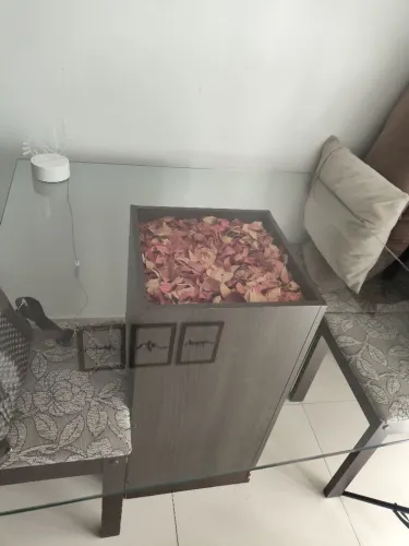 Mesa com quatro cadeiras 
