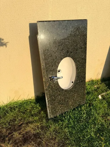 Bancada para pia de banheiro em granito