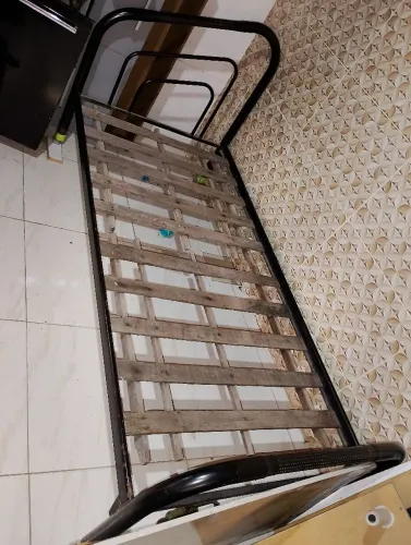 Cama de solteiro de ferro