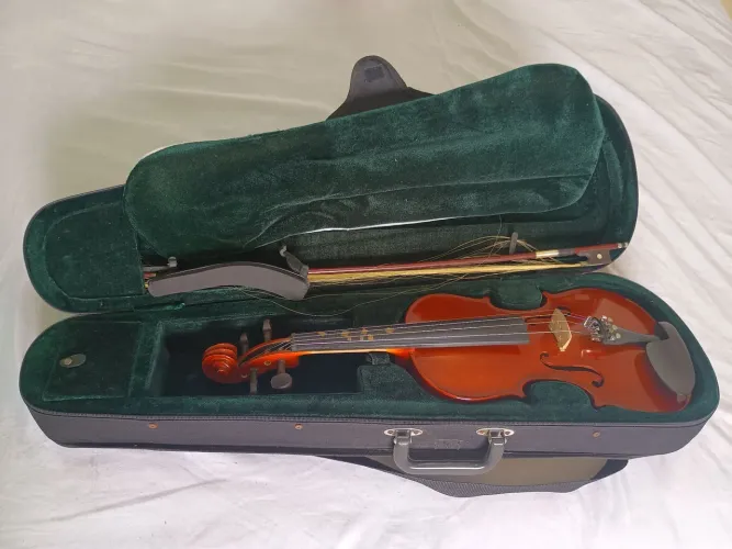 Vende-se Violino 4/4 R$190,00