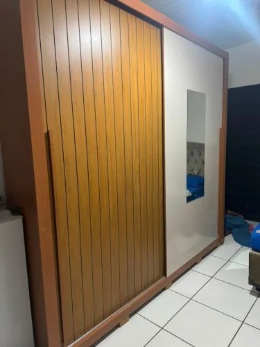 GUARDA ROUPA GRANDE - aceito troca em mesa ou outros moveis como parte do pagamento