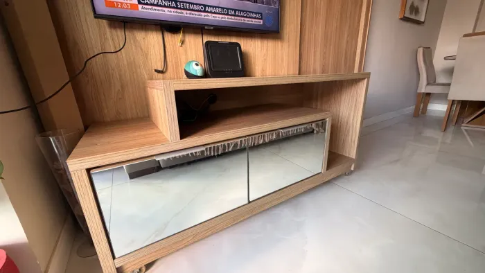 Rack para TV com painel de madeira e portas espelhadas