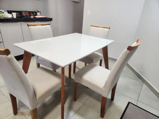 Mesa com 4 cadeiras
