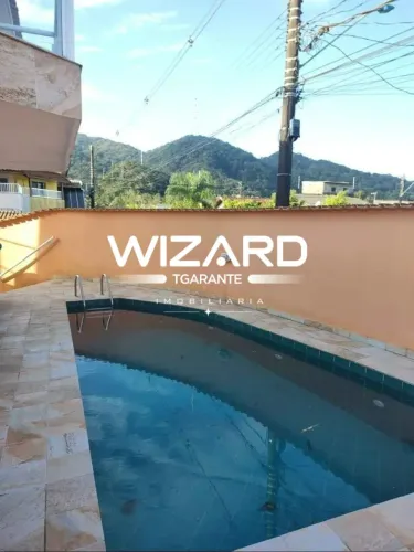 Casa de condomínio de 67m² com piscina, 2 quartos e 1 vaga de garagem em Mongagua/SP.