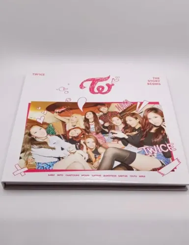 CD Álbum TWICE - The Story Begins (sem photocard) aberto