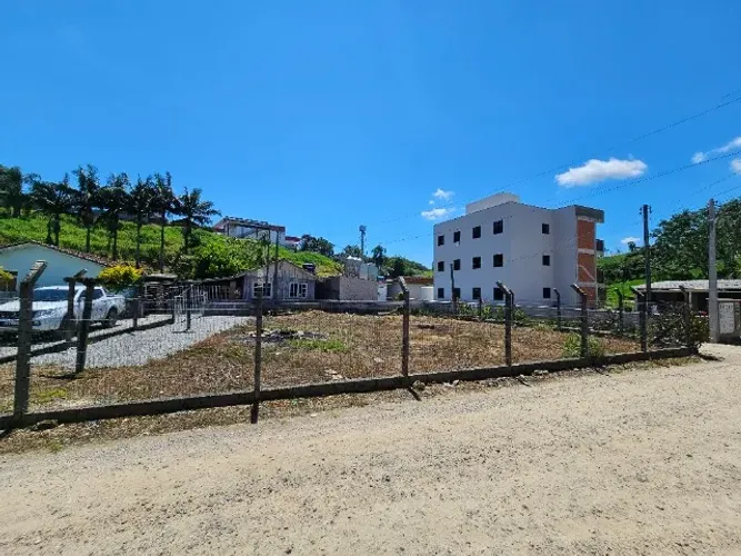 Terrenos urbano com casa precisando de reparos