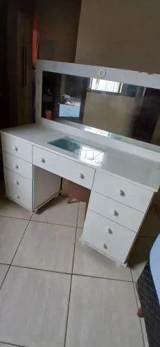 PENTEADEIRA CAMARIM BRANCA COM ESPELHO E GAVETAS - R$ 450