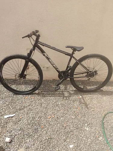 Bicicleta aro 29 freio a disco + Amortecedor dianteiro + Pneus novos