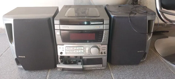 Som antigo com toca fitas e CD marca AIWA