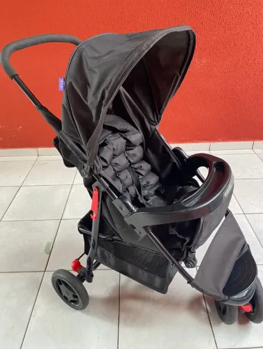 Carrinho de Bebê com Bebê Conforto Cosco Kids