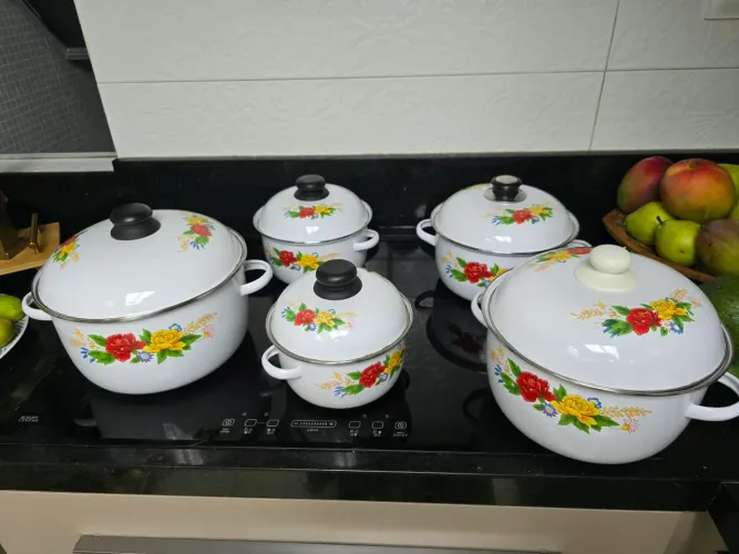 Conjunto com 5 panelas esmaltadas, brancas com decoração floral. Para qualquer fogão