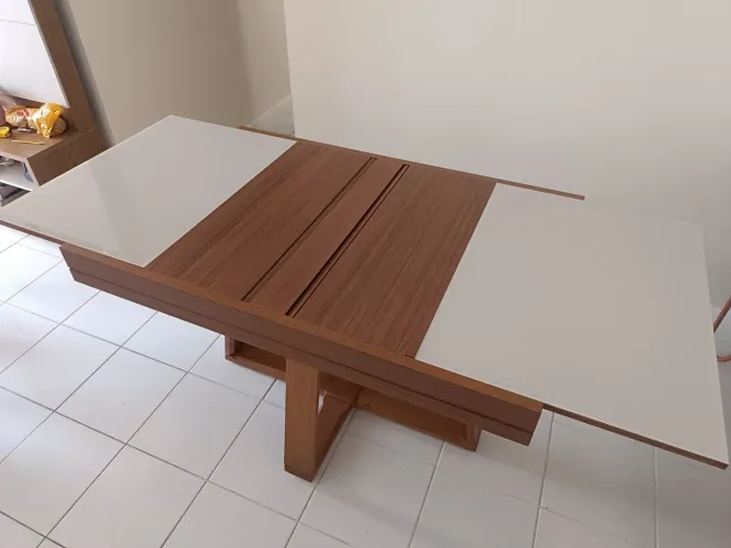 Mesa de 4 ou 6 lugares retrátil perfeito estado