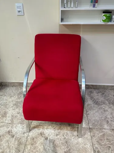 Poltrona vermelha cromada