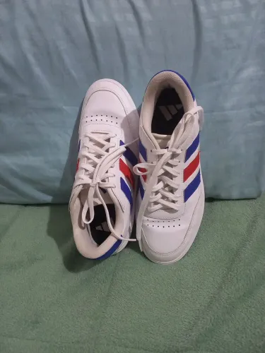 Tenis adidas azul e branco