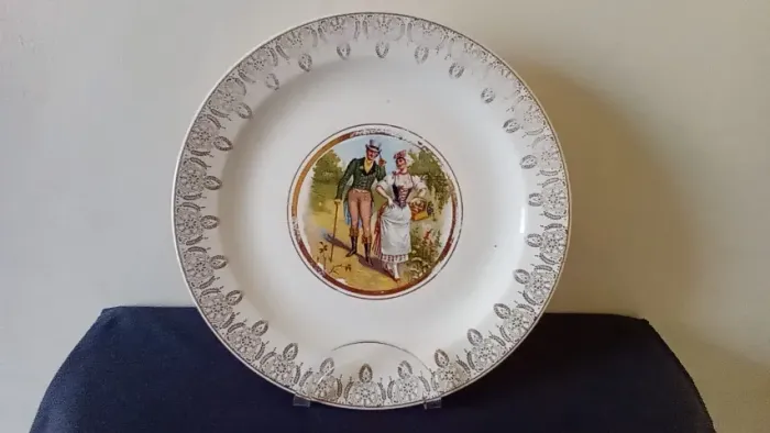 Antigo Medalhão em Louça