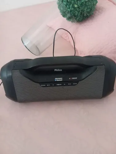 Caixa de som Philips só funciona ligada no cabo a bateria viciada 