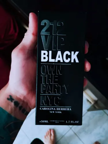 Perfume 212 vip black na caixa 50 ml