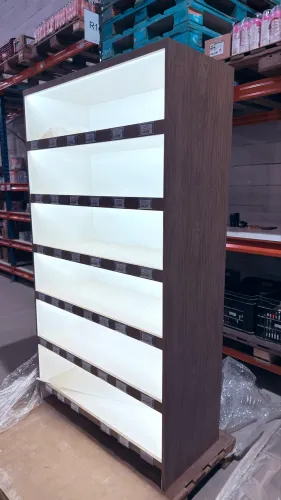 expositor ou estante comercial em MDF amadeirado com iluminação LED integrada.